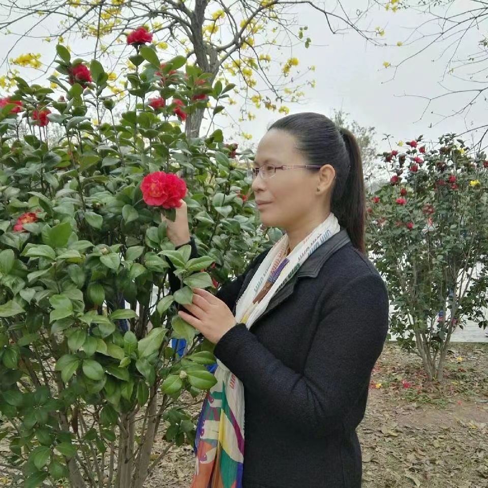 Full of vigor and vitality, Chen teacher is knowledgeable and humorous in class. Graduated from a prestigious university