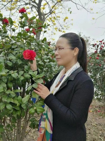 Full of vigor and vitality, Chen teacher is knowledgeable and humorous in class. Graduated from a prestigious university